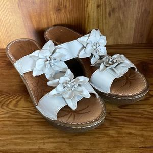 BORN Women’s White Double Strap Flower Sandals Wooden Heel size 10